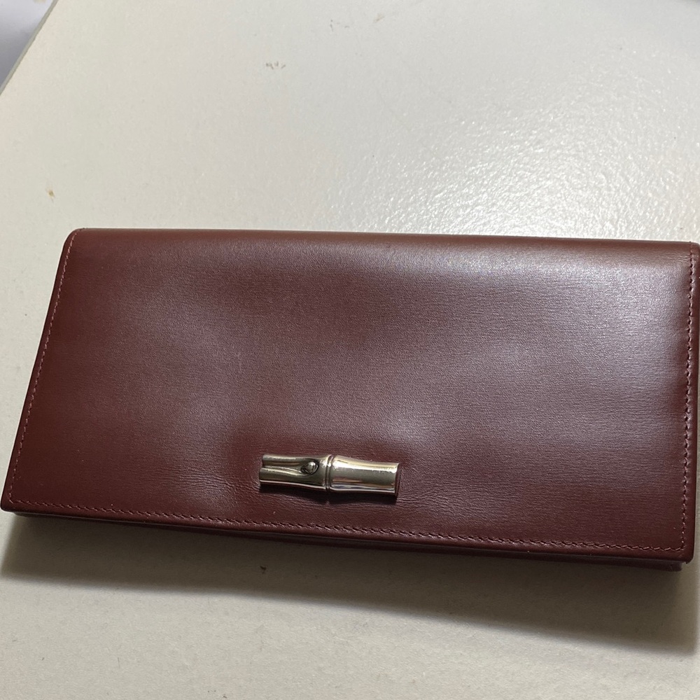 Smooth burgundy Leather Wallet with Silver Accent